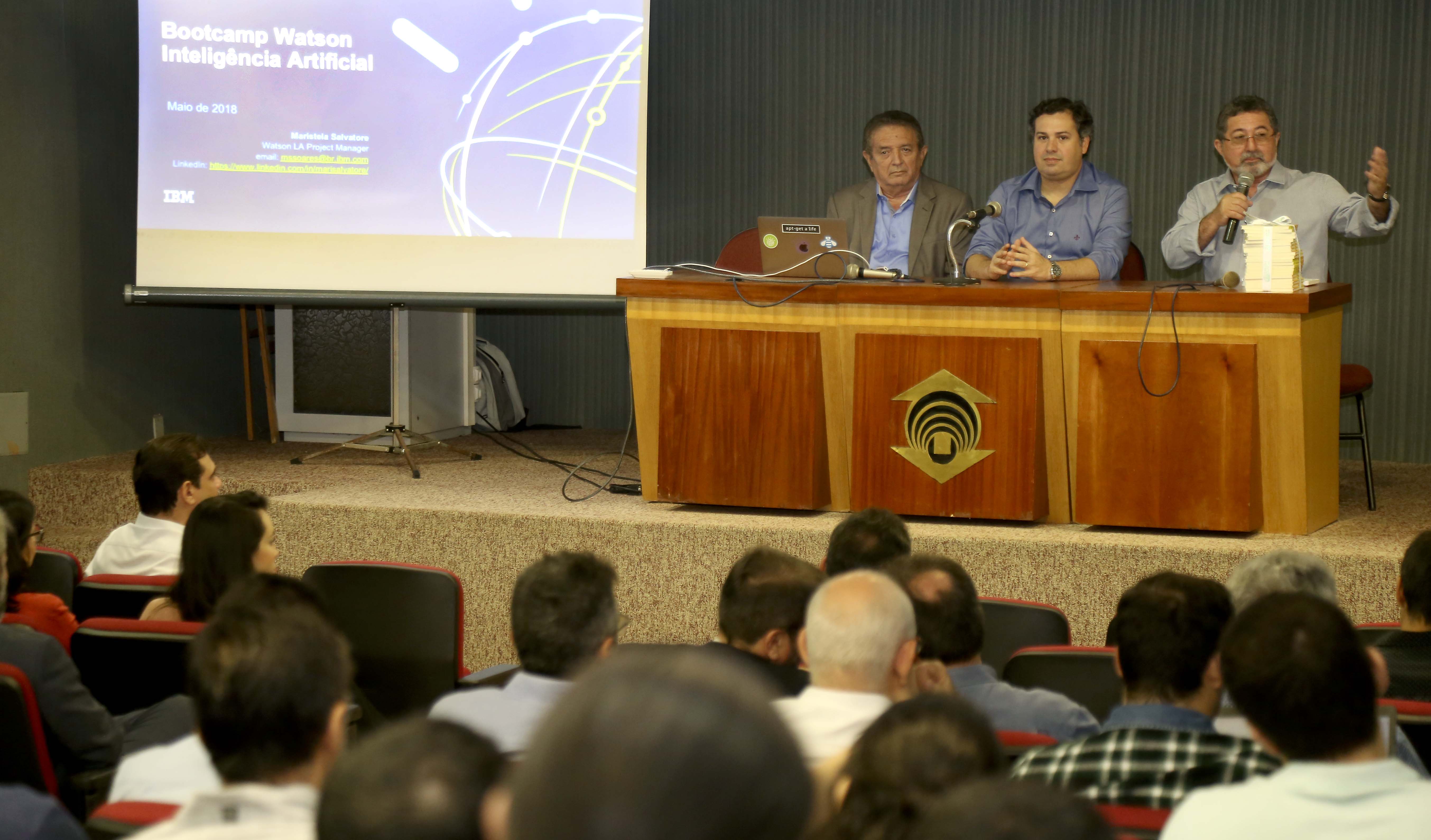 pessoas sentadas num auditório